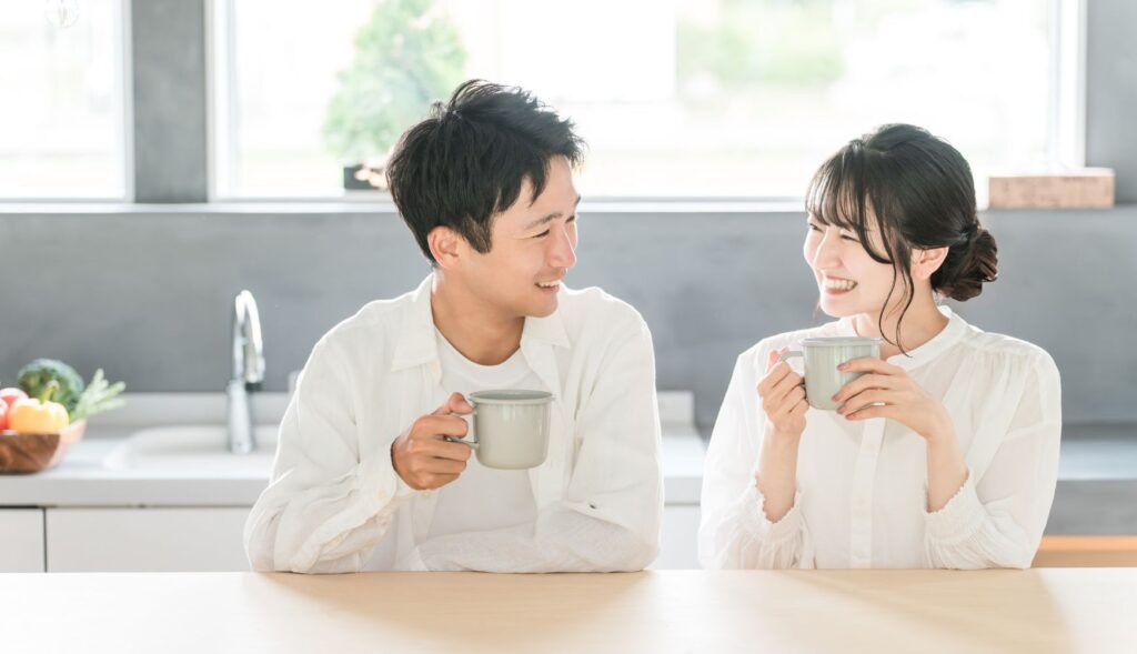 やきいも茶を飲むカップル